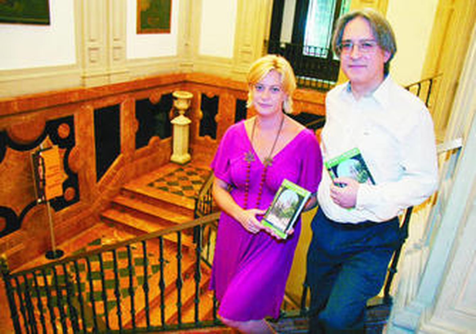 Montserrat Reyes, de Turismo, y Andrés Nadal, de la Escuela 'Escribes', ayer en la Casa de la Provincia.