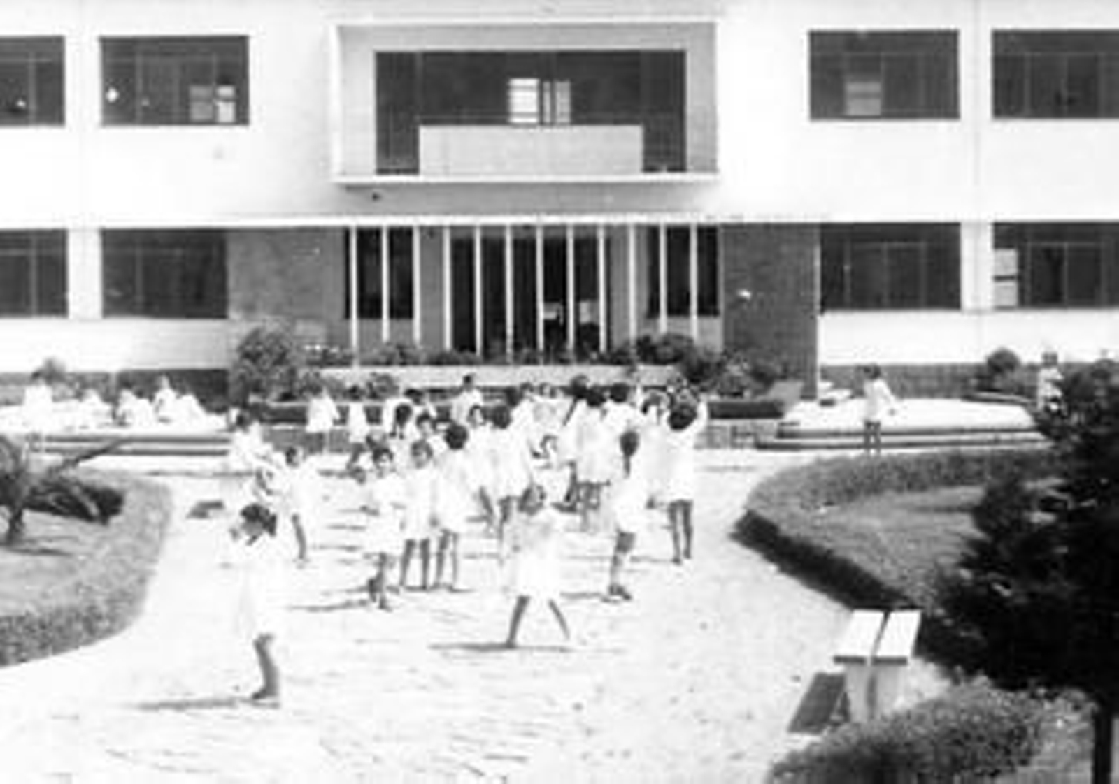 Instantánea antigua del colegio Carlos V, con un grupo de alumnas en la puerta.