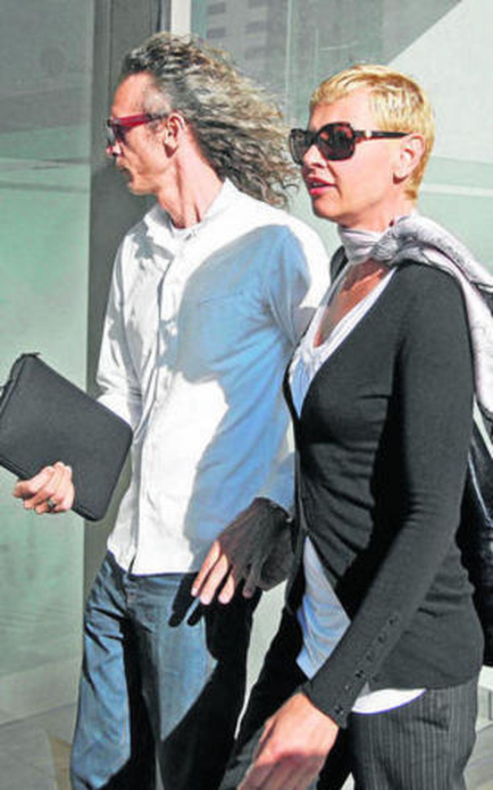 Esther Arroyo y su marido a su entrada ayer en los juzgados de Cádiz.