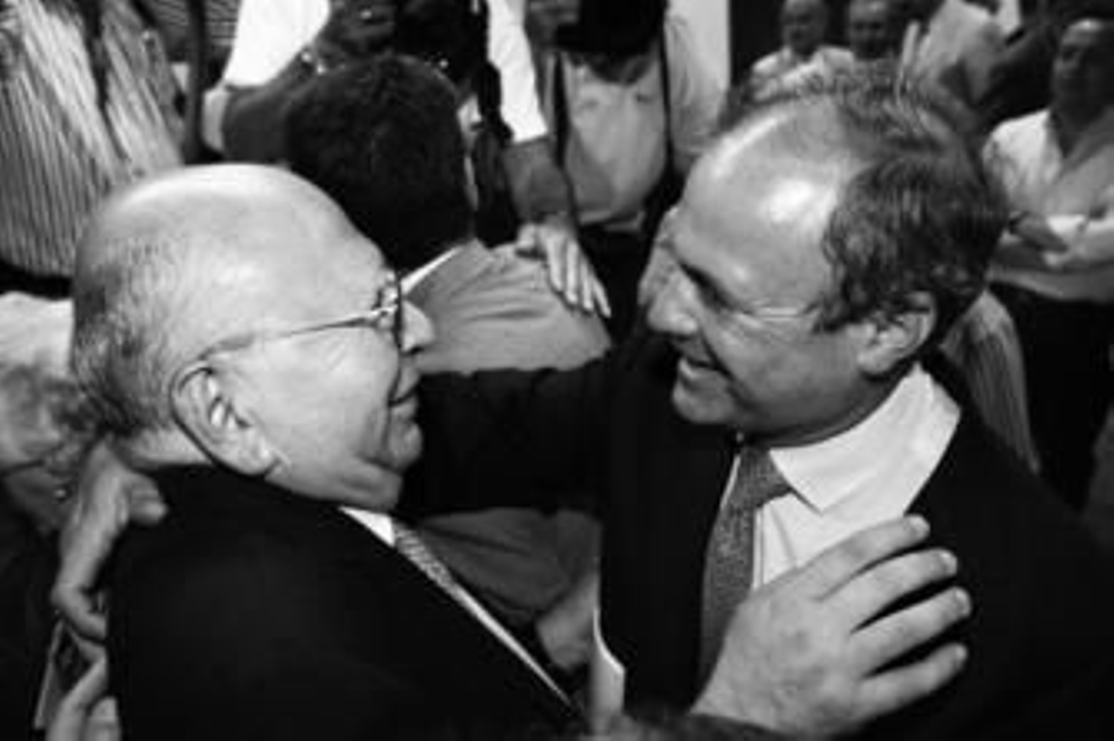 Manuel Román, presidente saliente, felicita efusivamente al candidato ganador al término del recuento electoral.