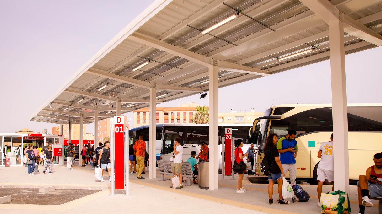 La estación provisional cuenta con 23 dársenas y módulos prefabricados para las taquillas