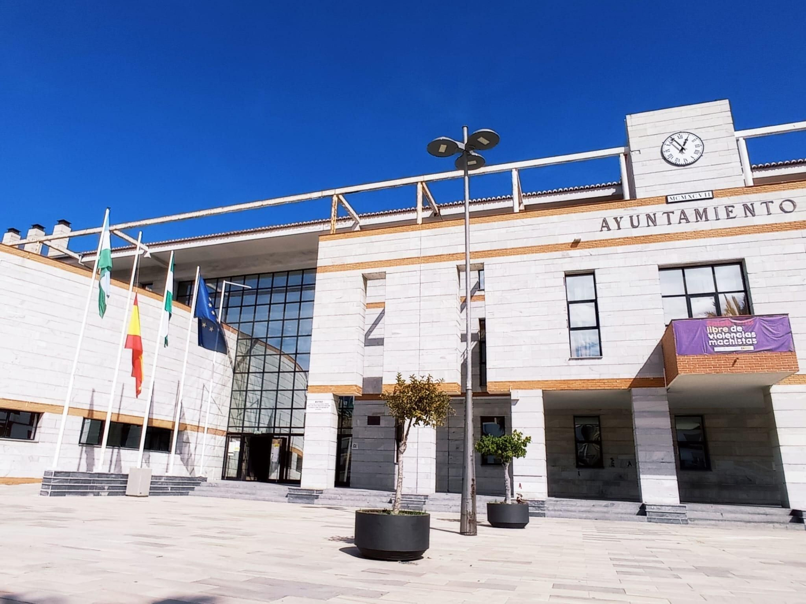 Salobreña muestra su apoyo al concejal de Fiestas y convoca cuatro plazas de Policía tras la agresión a un jóven