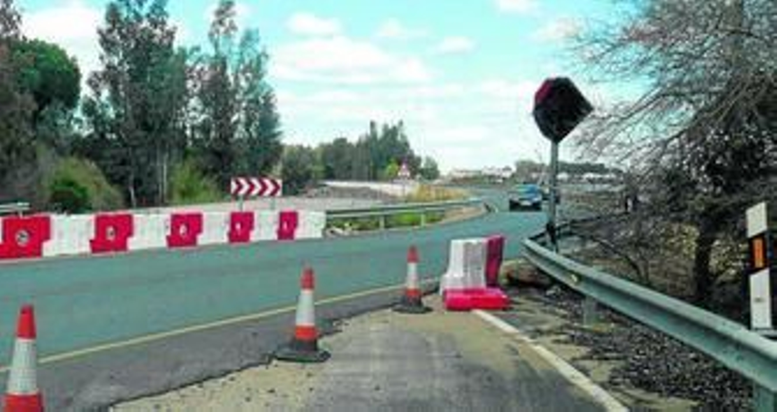 Puente de la Canaliega antes de abrirse al tráfico la nueva variante.
