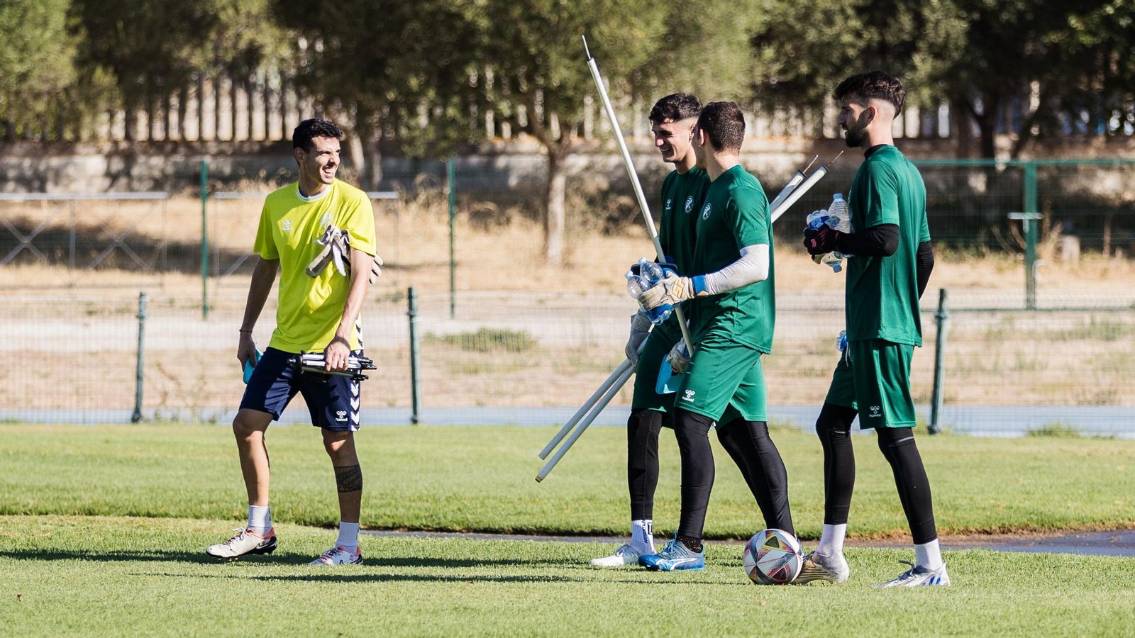 Los porteros abandonan sonrietes el Pepe Ravelo tras finalizar la sesión de trabajo.