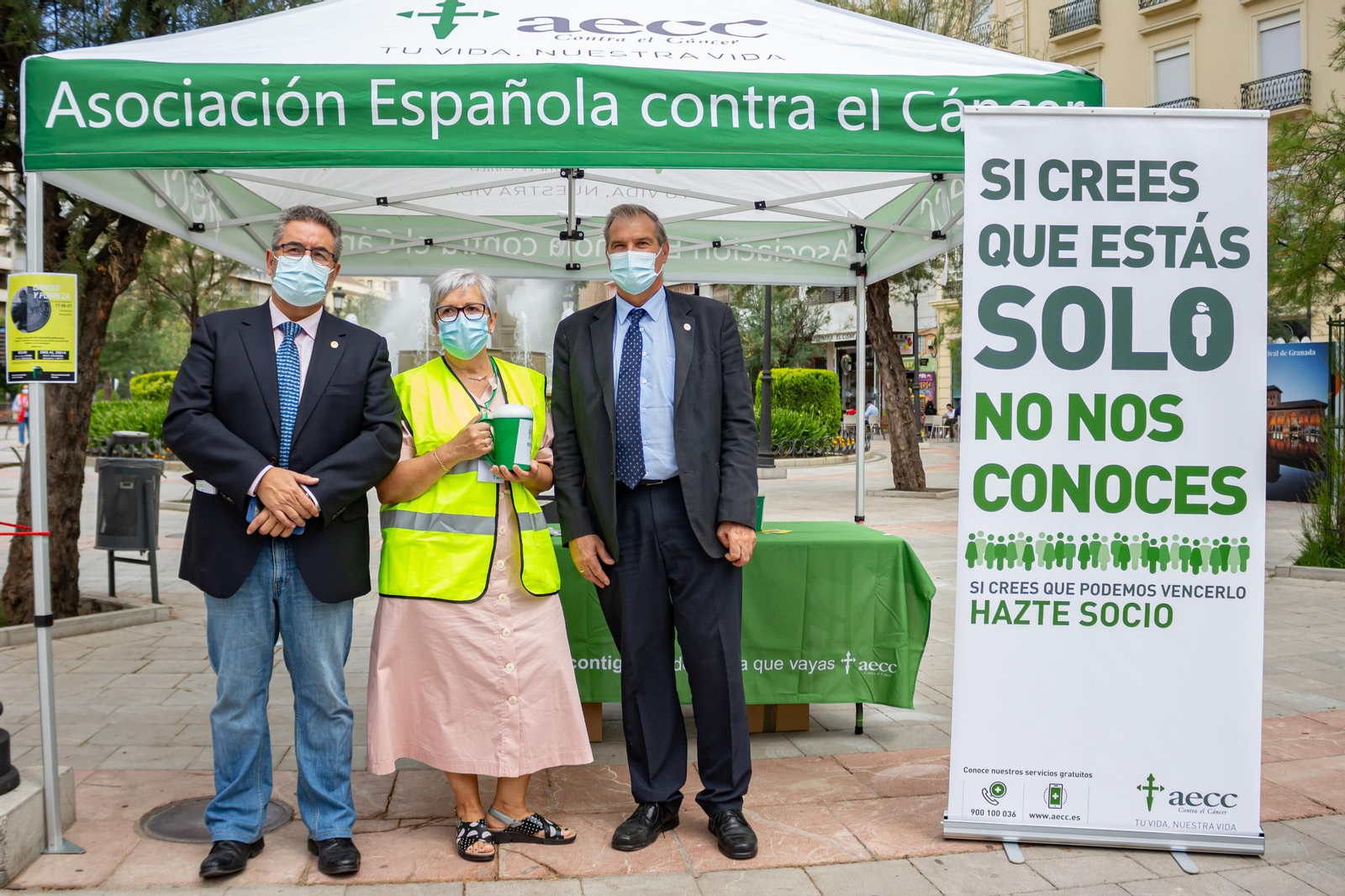 José Javier García Montero y Antonio Merlo Muñoz posan con una voluntaria