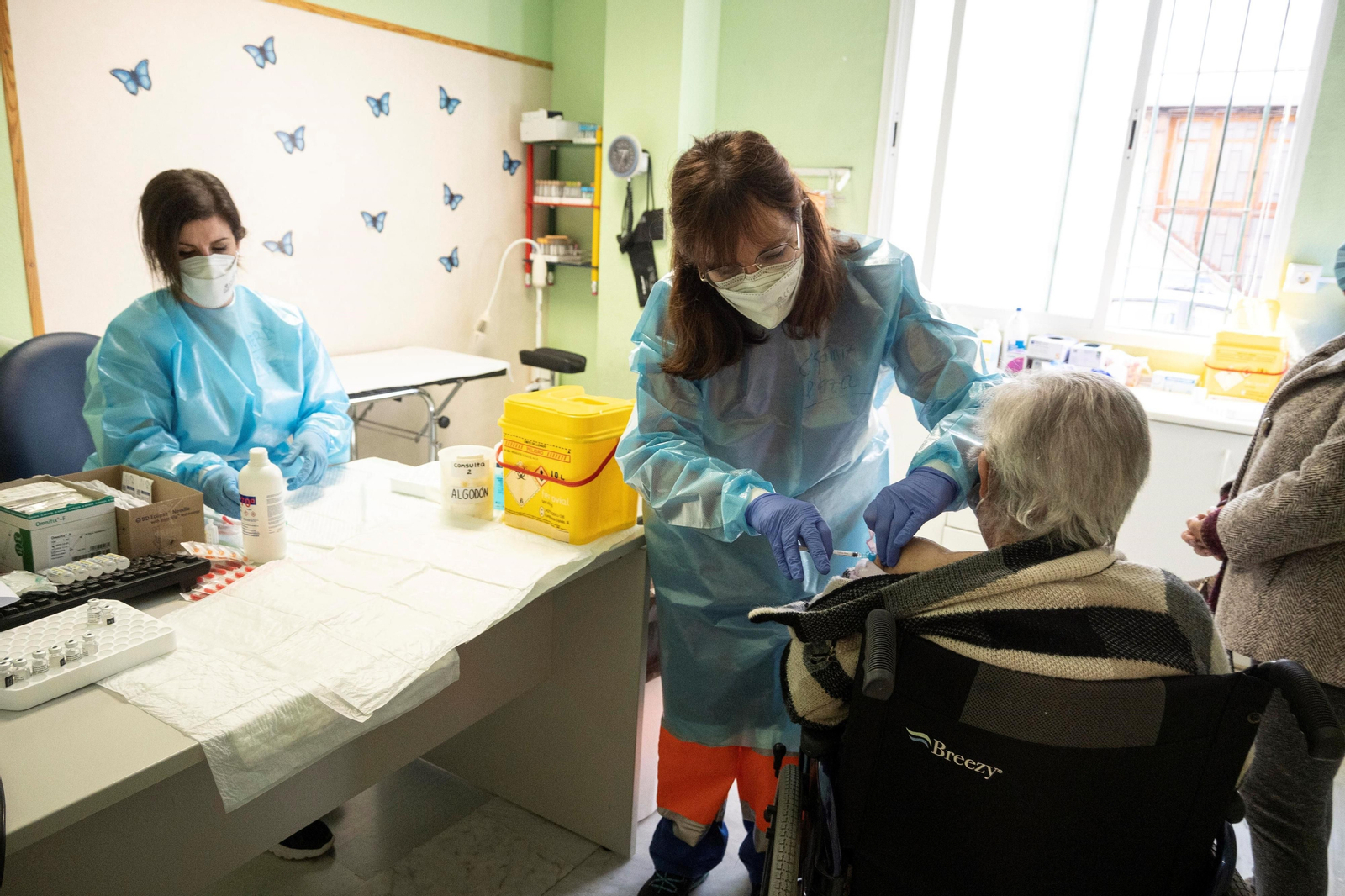 Momento de aplicar una vacuna en Armilla