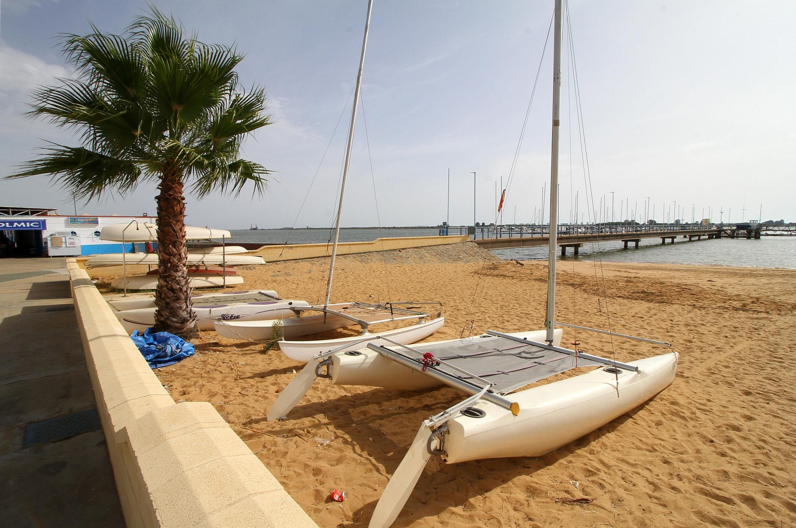 En las instalaciones del Real Club Marítimo de Huelva se pueden practicar algunos deportes náuticos como la vela y el piragüismo.