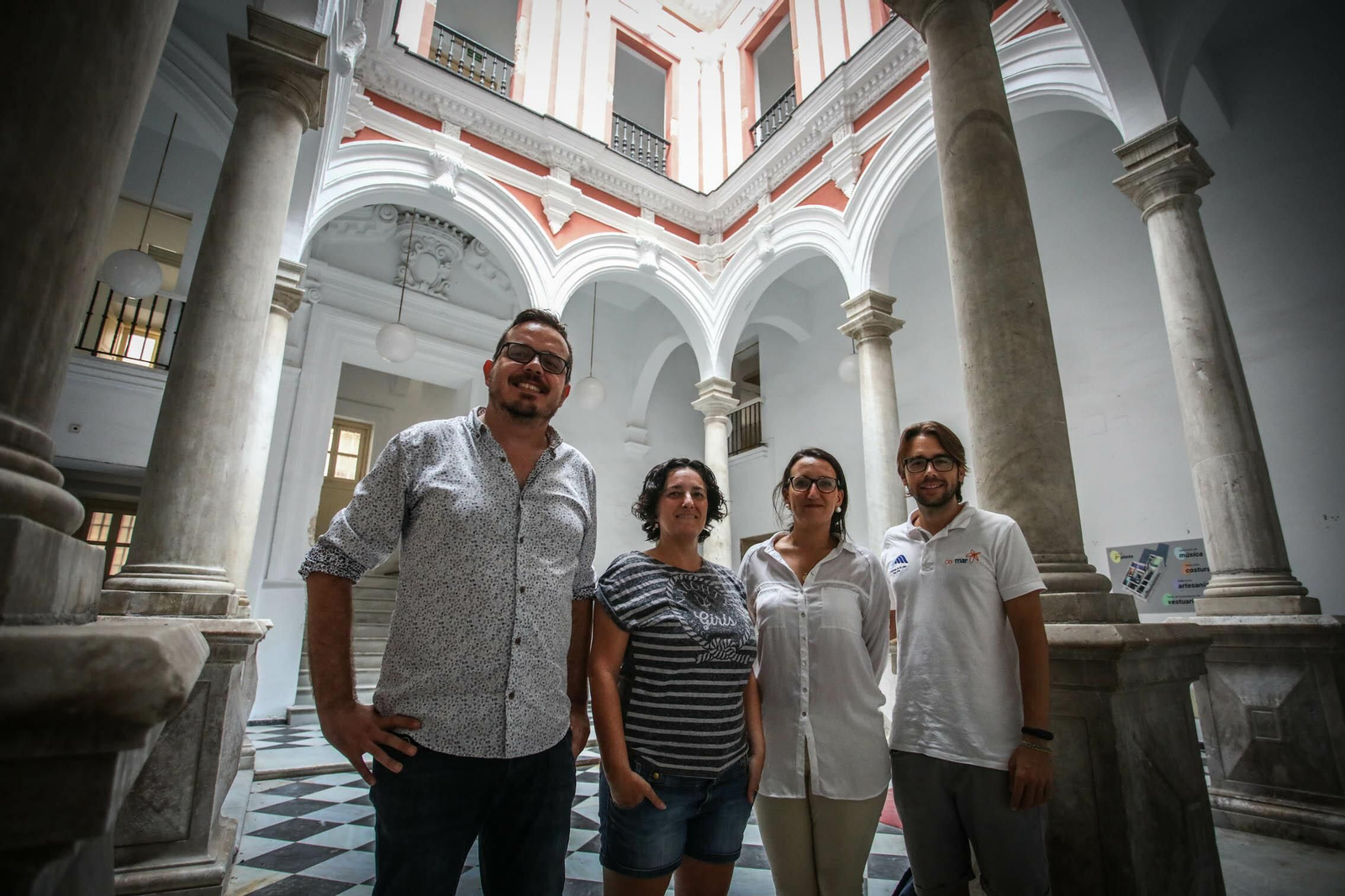 Moisés Camacho, Yolanda Muñoz, Margarita Fernández y Antonio de la Cruz, miembros de Palatia, en el Palacio Recaño.