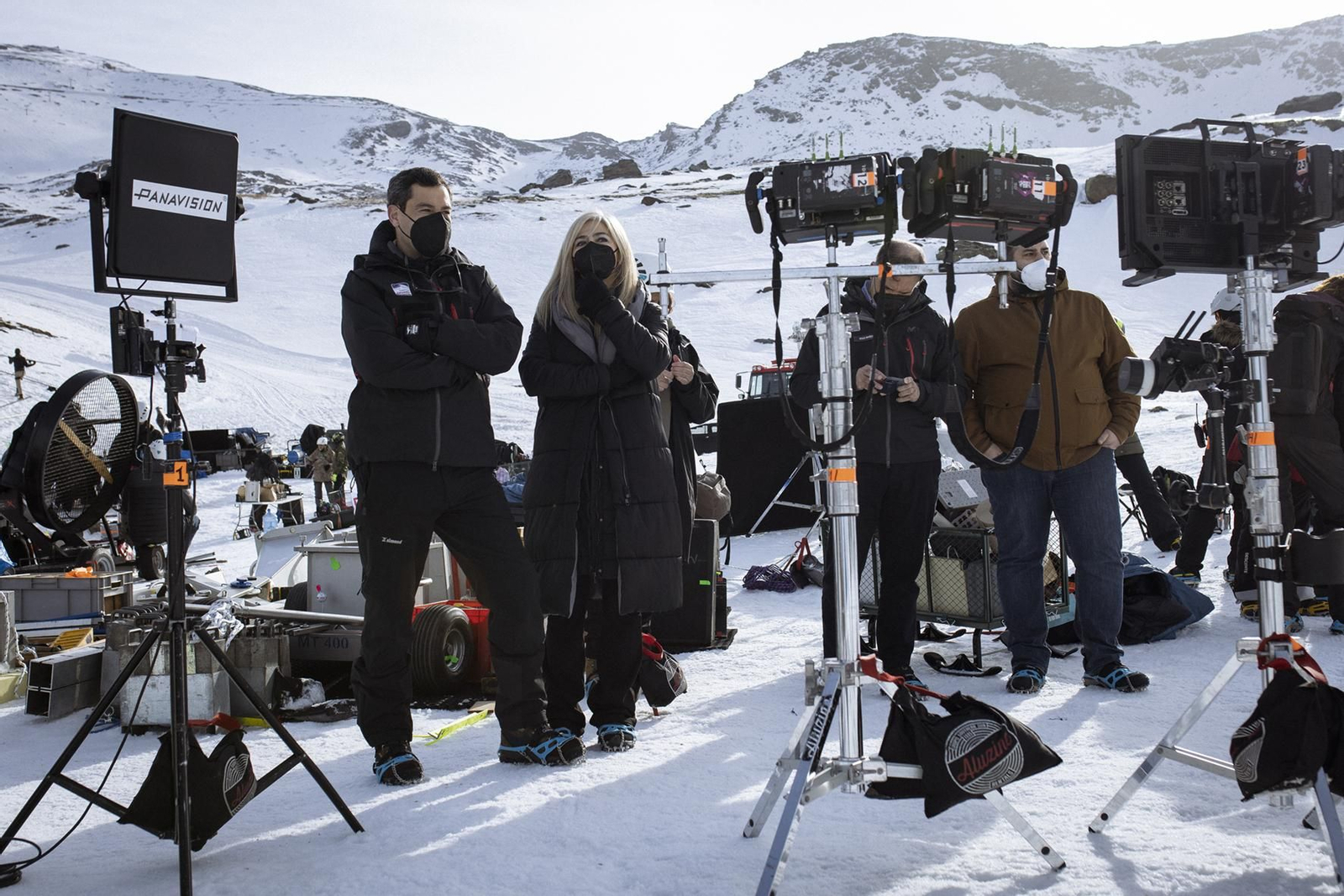 Juanma Moreno visita el rodaje de J.A. Bayona en Sierra Nevada (Granada)