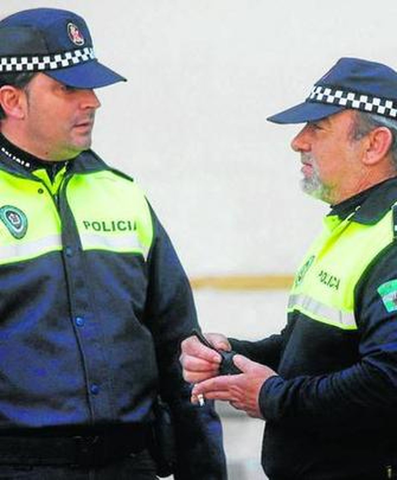 Fernando C. S., a la derecha, habla con un compañero.