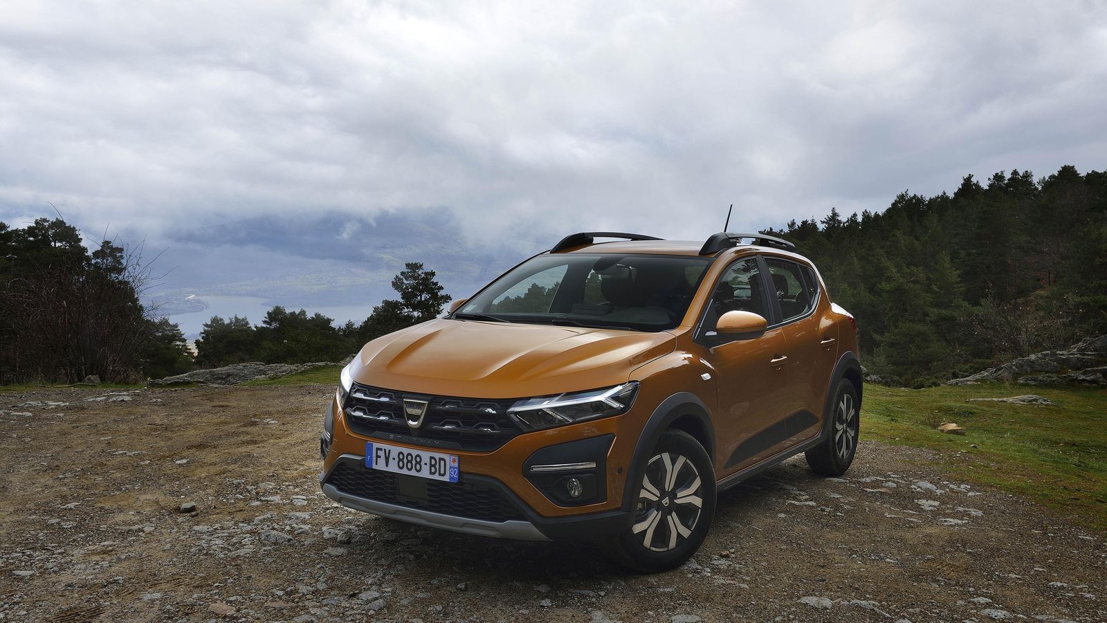 De serie, los neumáticos del Stepway son convencionales, de verano. Este Sandero no dispone de ninguna ayuda extra para progresar fuera del asfalto más allá de su altura libre.