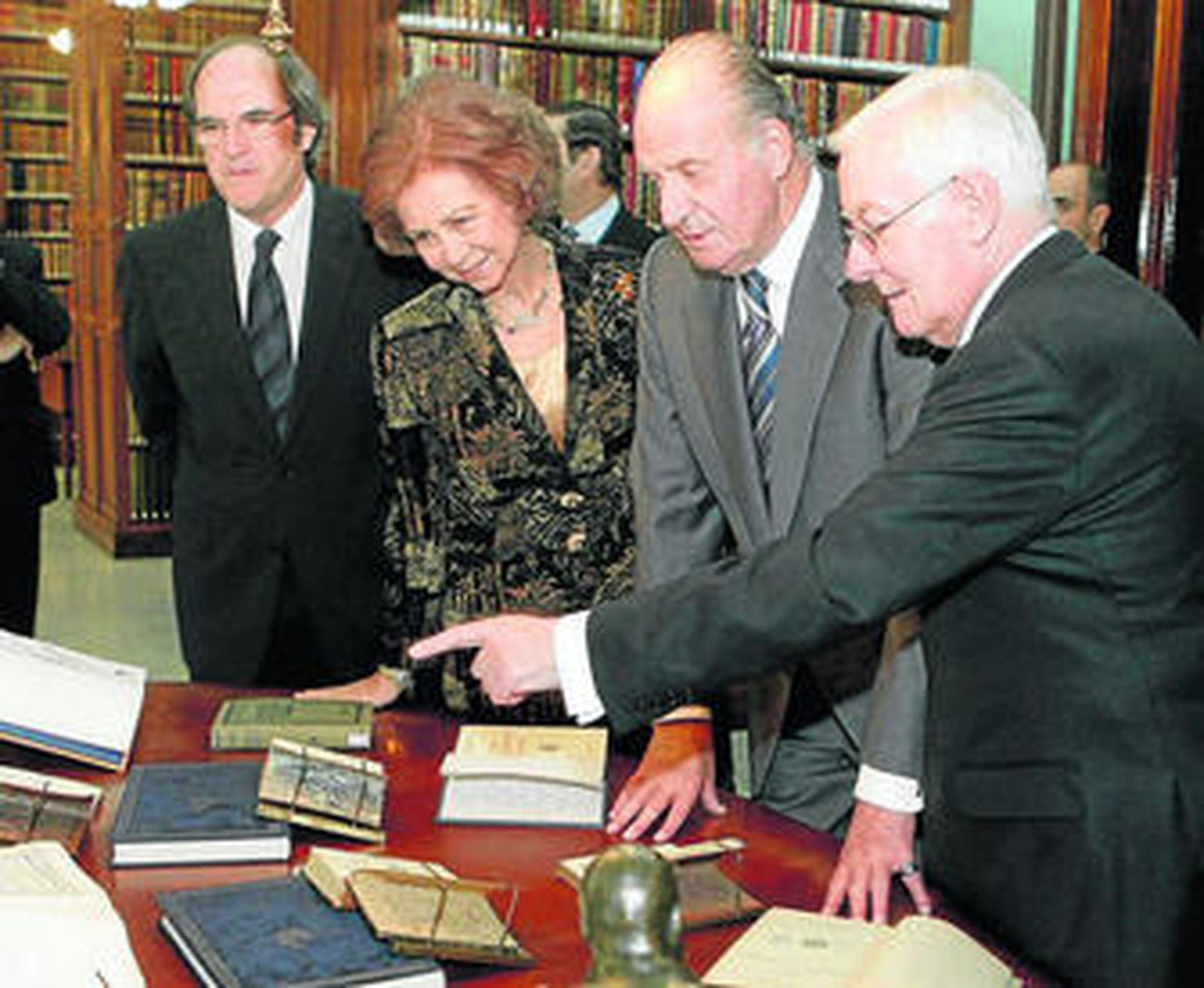 Los Reyes atienden a las explicaciones de Víctor García de la Concha junto a Ángel Gabilondo.