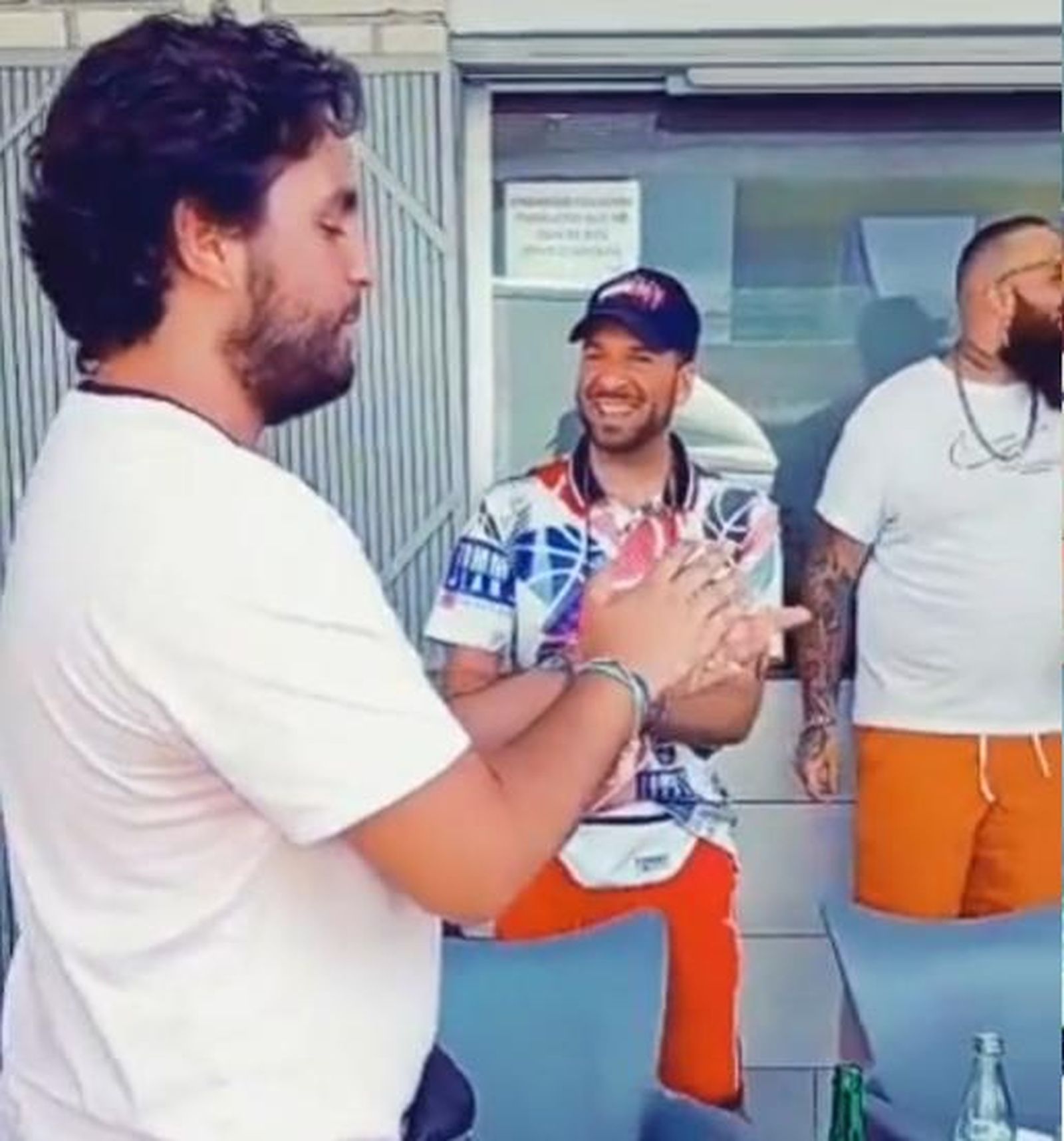 Ismael de la Rosa 'El Bola' cantando entre amigos y compañeros