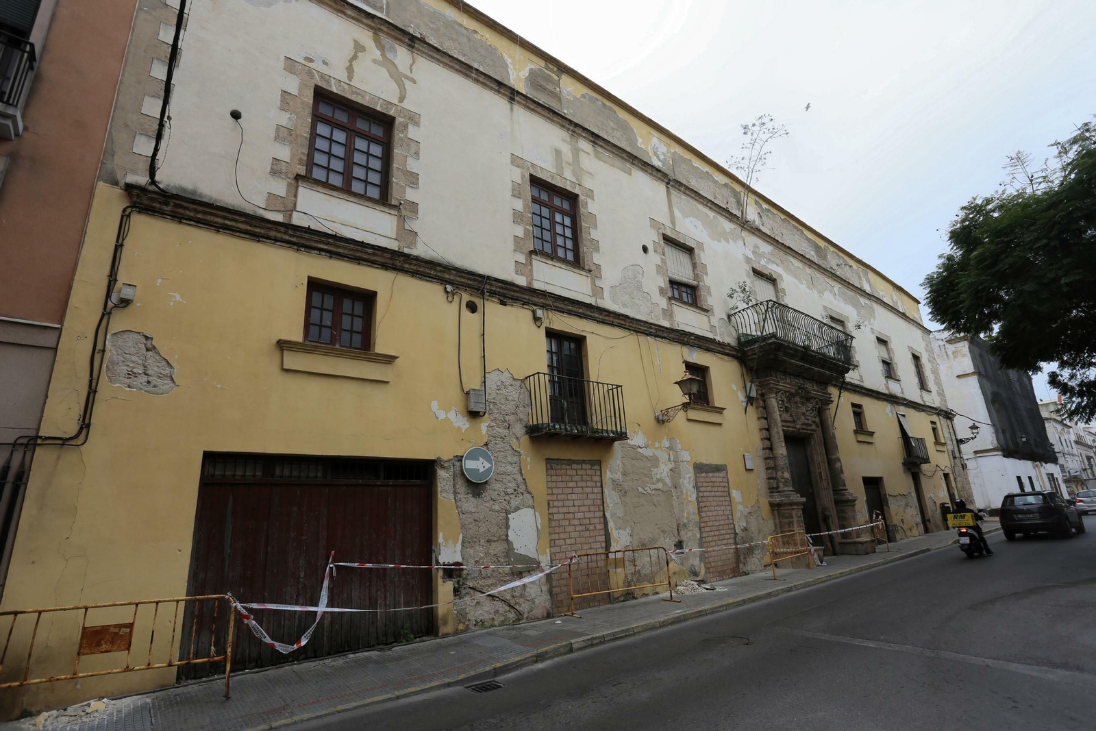 El Palacio de Vizarrón, cuya fachada principal de la Plaza del Polvorista se encuentra deteriorada por falta de mantenimiento, lo que ha obligado a acotar la acera. El Palacio de Vizarrón, cuya fachada principal de la Plaza del Polvorista se encuentra deteriorada por falta de mantenimiento, lo que ha obligado a acotar la acera.