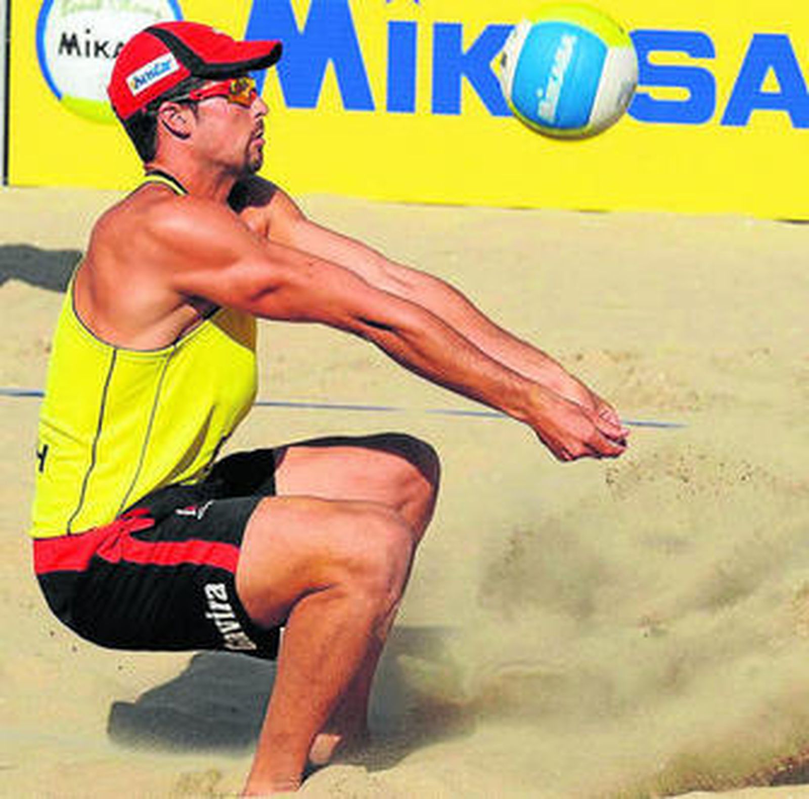 El taraguillero Adrián Gavira hace una recepción.