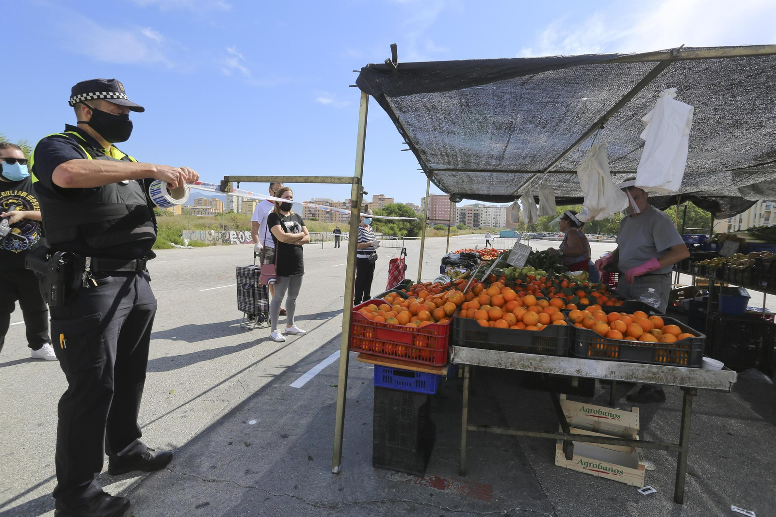 Las fotos del mercadillo de Huelin, en Málaga, en su primer día de desescalada