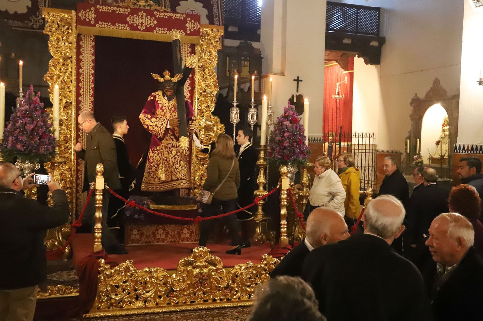 Imágenes de la bendición la la nueva túnica del Señor de Pasión y posterior besamanos