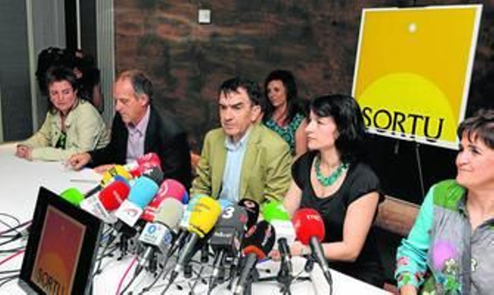 Un momento de la comparecencia, sin preguntas, de los líderes de Sortu.