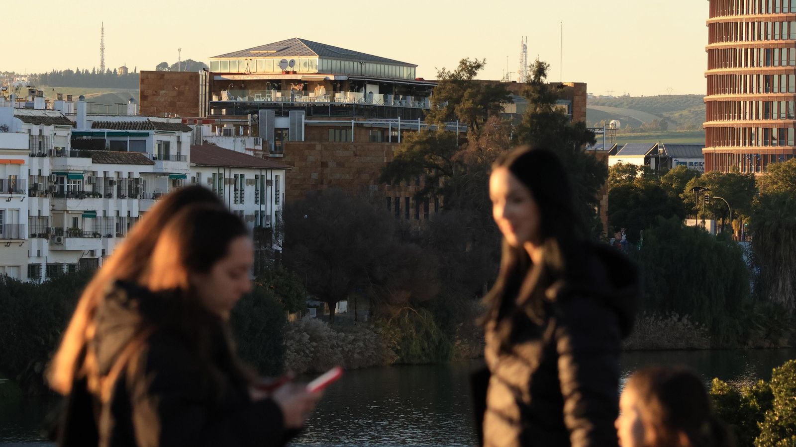 Imagen del hotel desde el puente del Cristo de la Expiración.