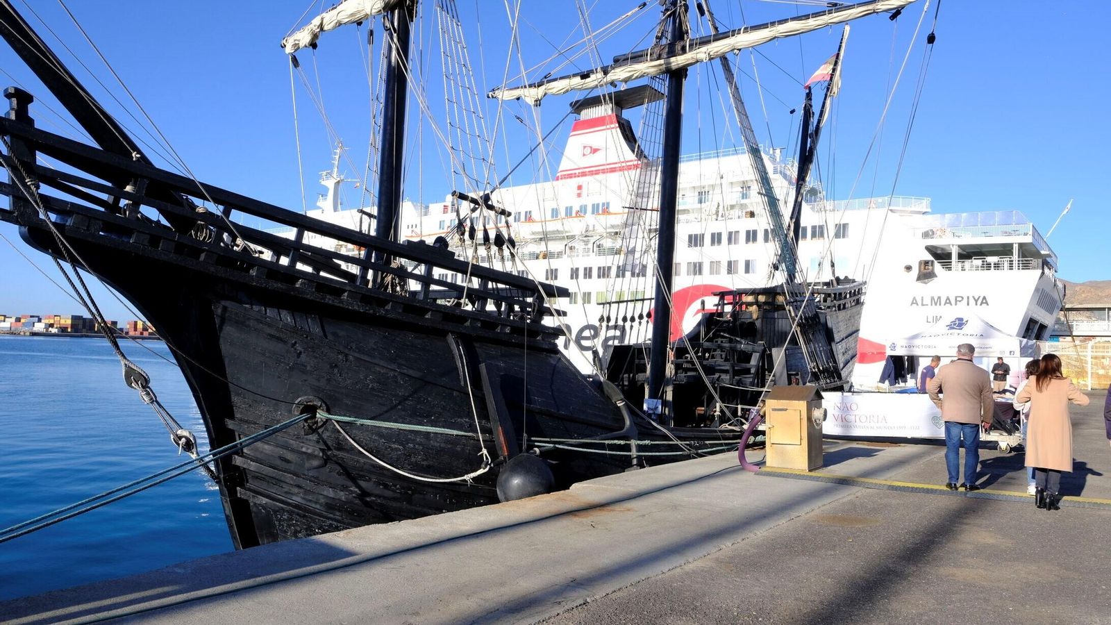 La Nao Victoria, pasa la Navidad en el Puerto de Almería