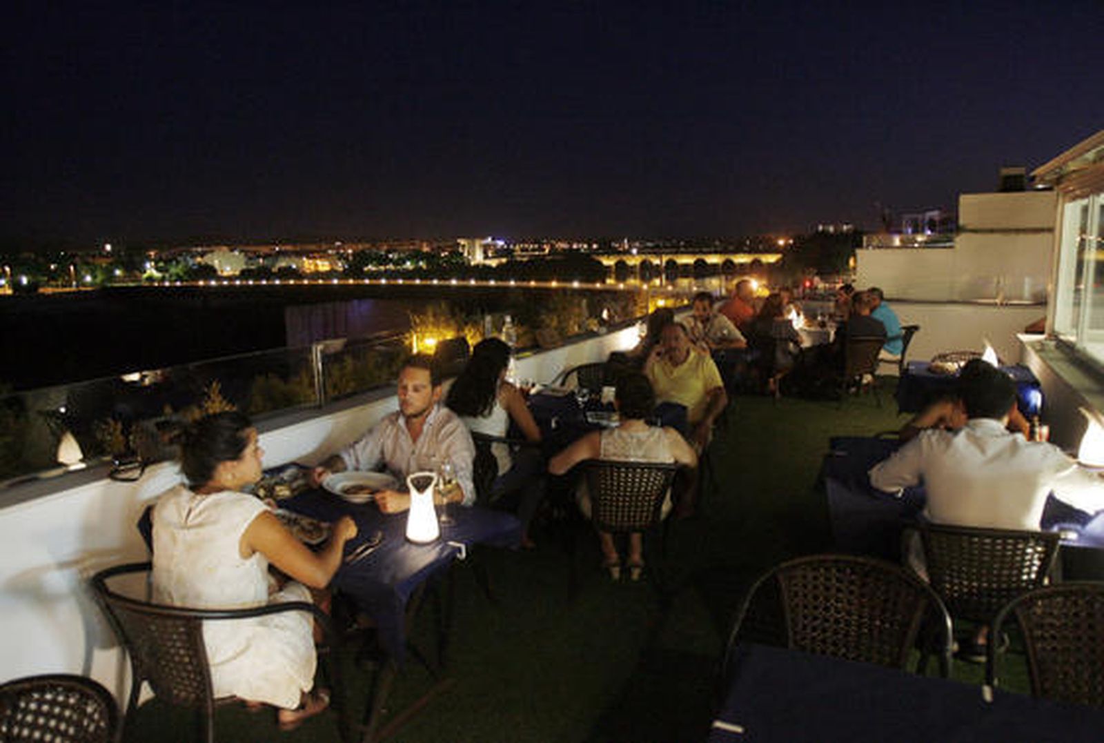 A la orilla del Guadalquivir. A la calidad de su cocina y su tradición, La taberna del río incorpora uno de los entornos más bellos de la ciudad, con una terraza mirador junto al Guadalquivir. / José Martínez