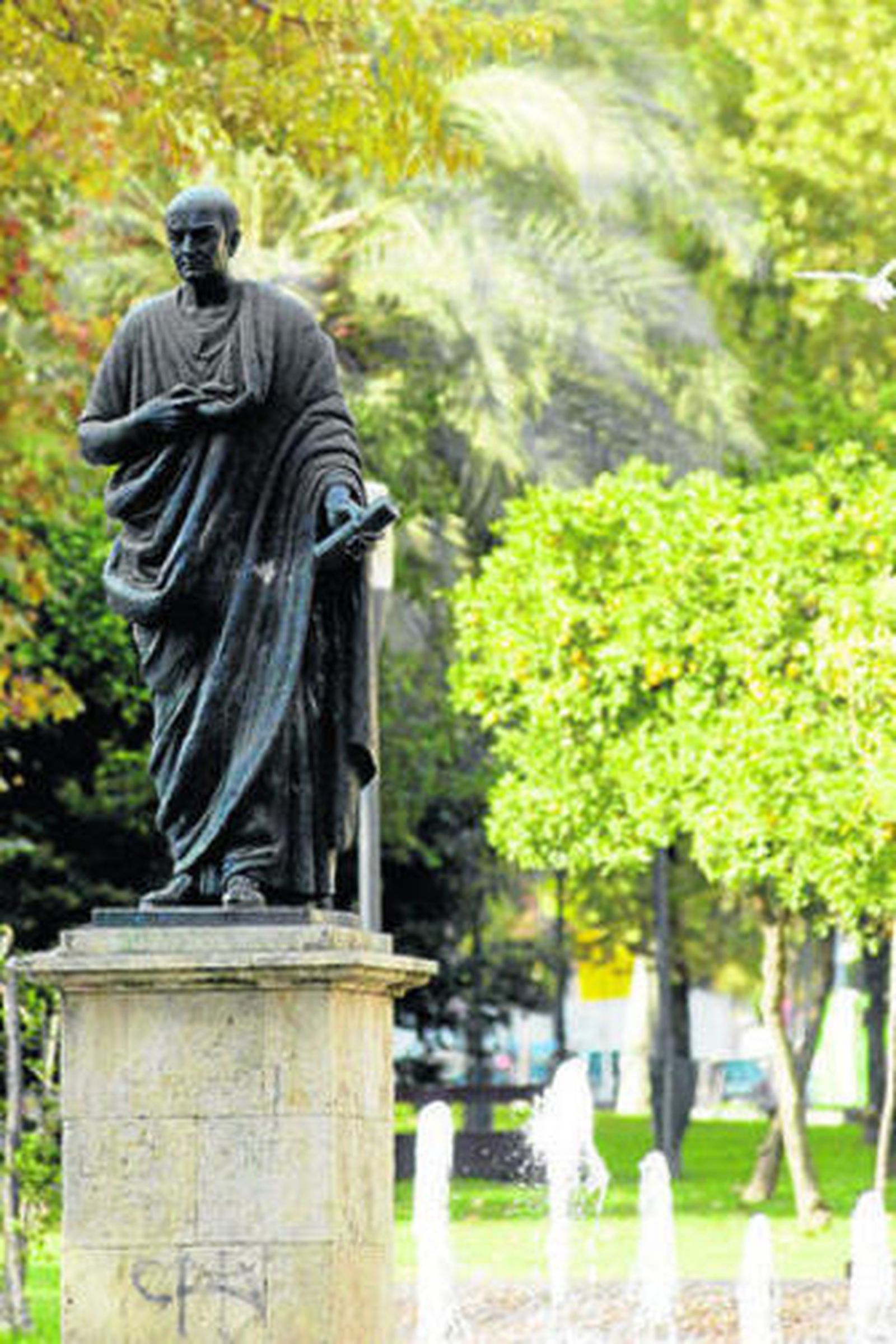Monumento a Séneca en la Puerta de Almodóvar.