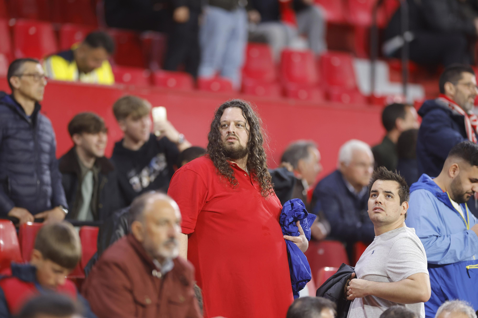 Búscate en las fotos del Sevilla-Fenerbahçe,