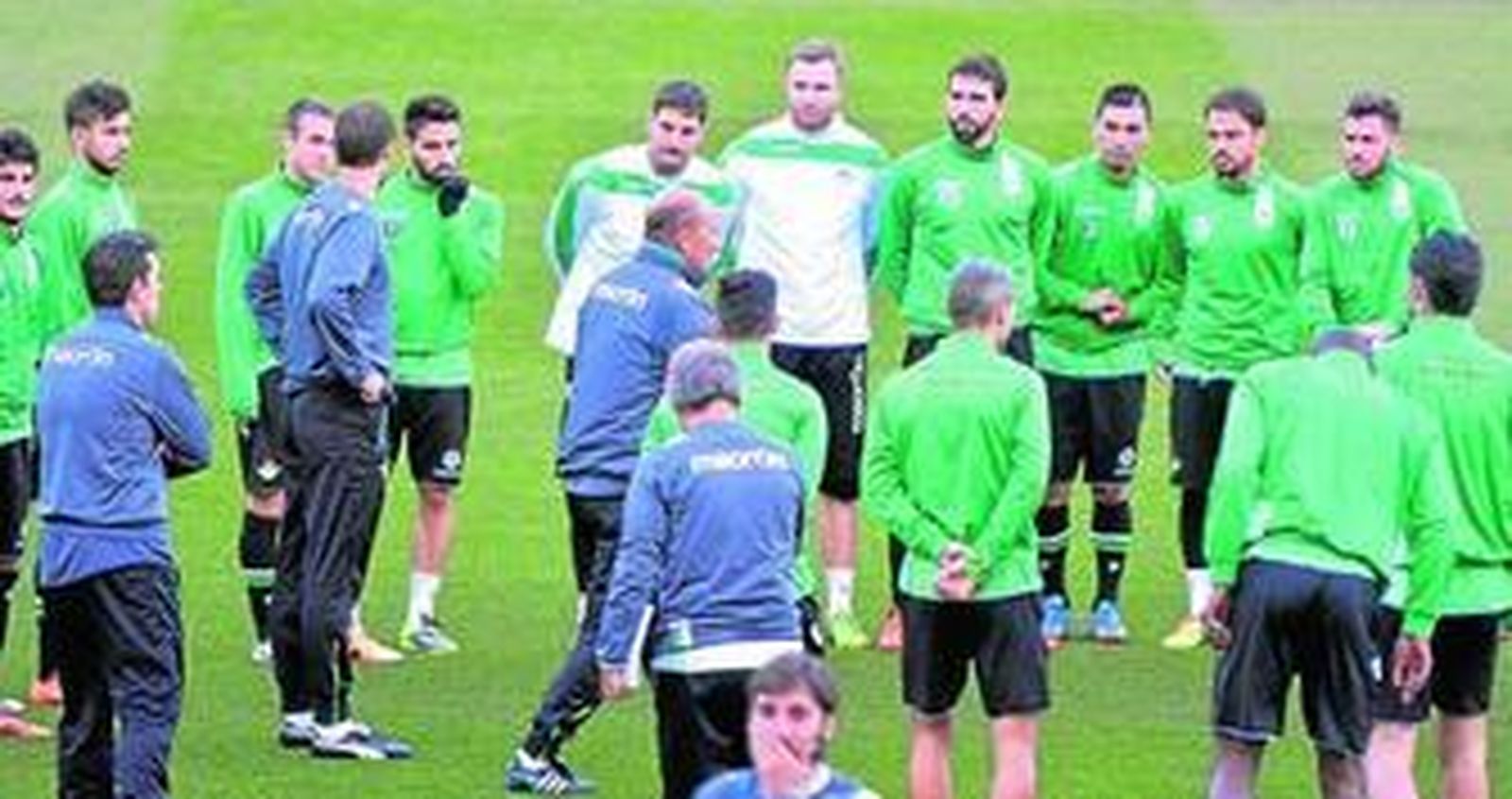 Gabriel Calderón, tercer entrenador de la temporada, dialoga con sus jugadores en el entrenamiento.