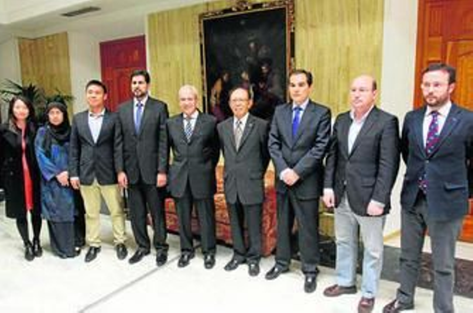 La delegación de Foro Islámico posa en el Ayuntamiento tras la firma del convenio. La delegación de Foro Islámico posa en el Ayuntamiento tras la firma del convenio.