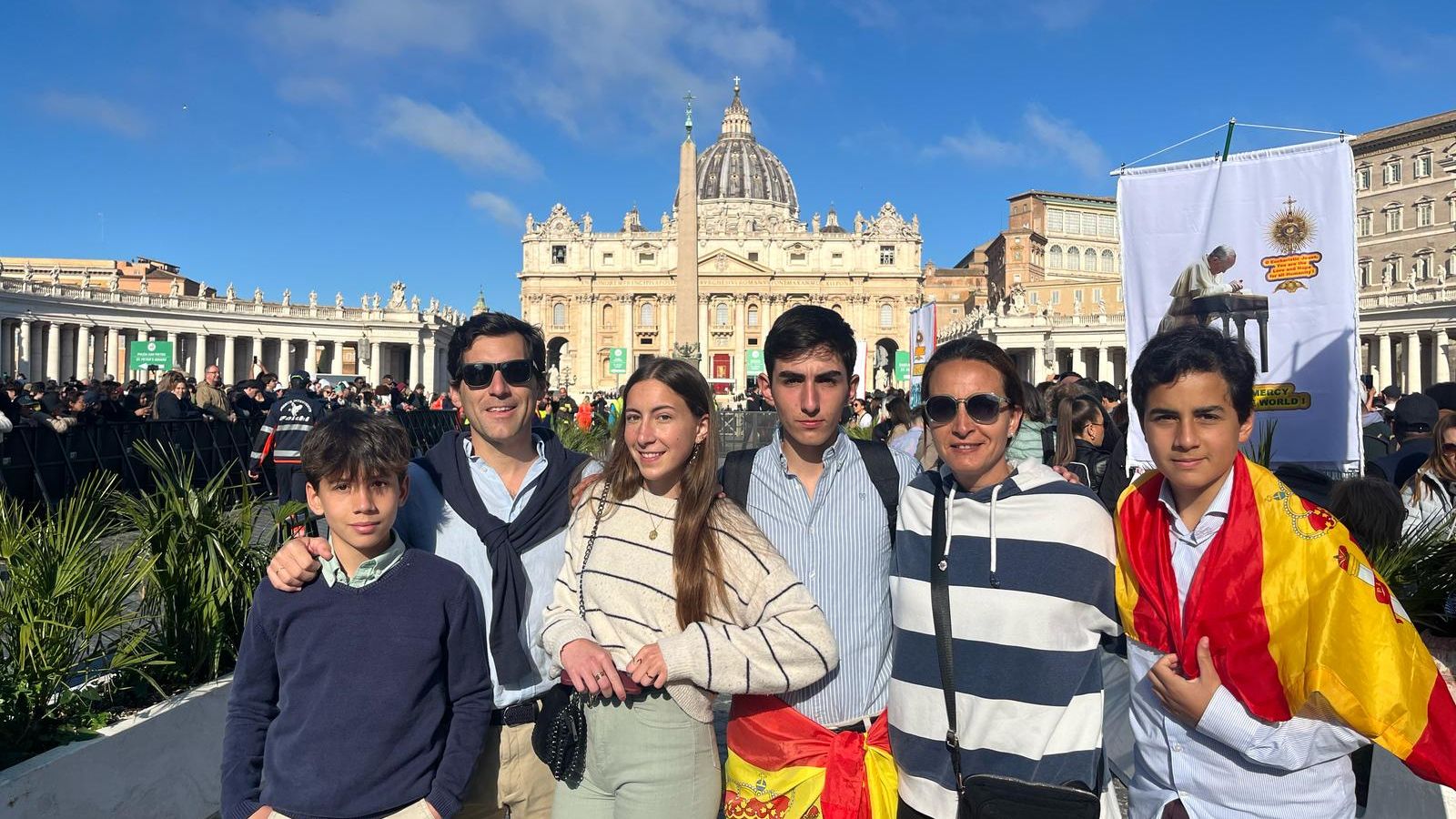 Teresita García Moscoso junto a su familia en la plaza de San Pedro minutos antes del funeral del papa Francisco