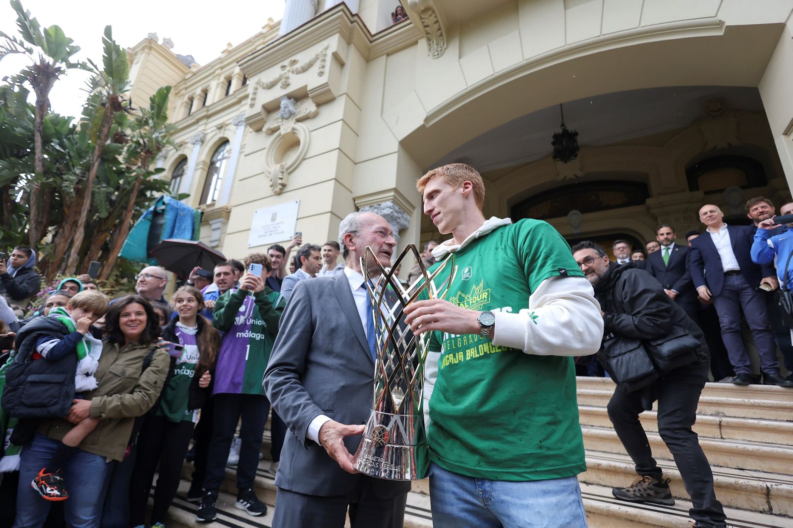 El Unicaja celebra en las calles de Málaga el título de la BCL