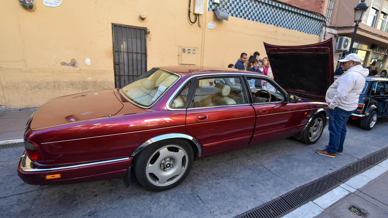 La exhibición de coches de antiguos en el centro de La Línea, en imágenes