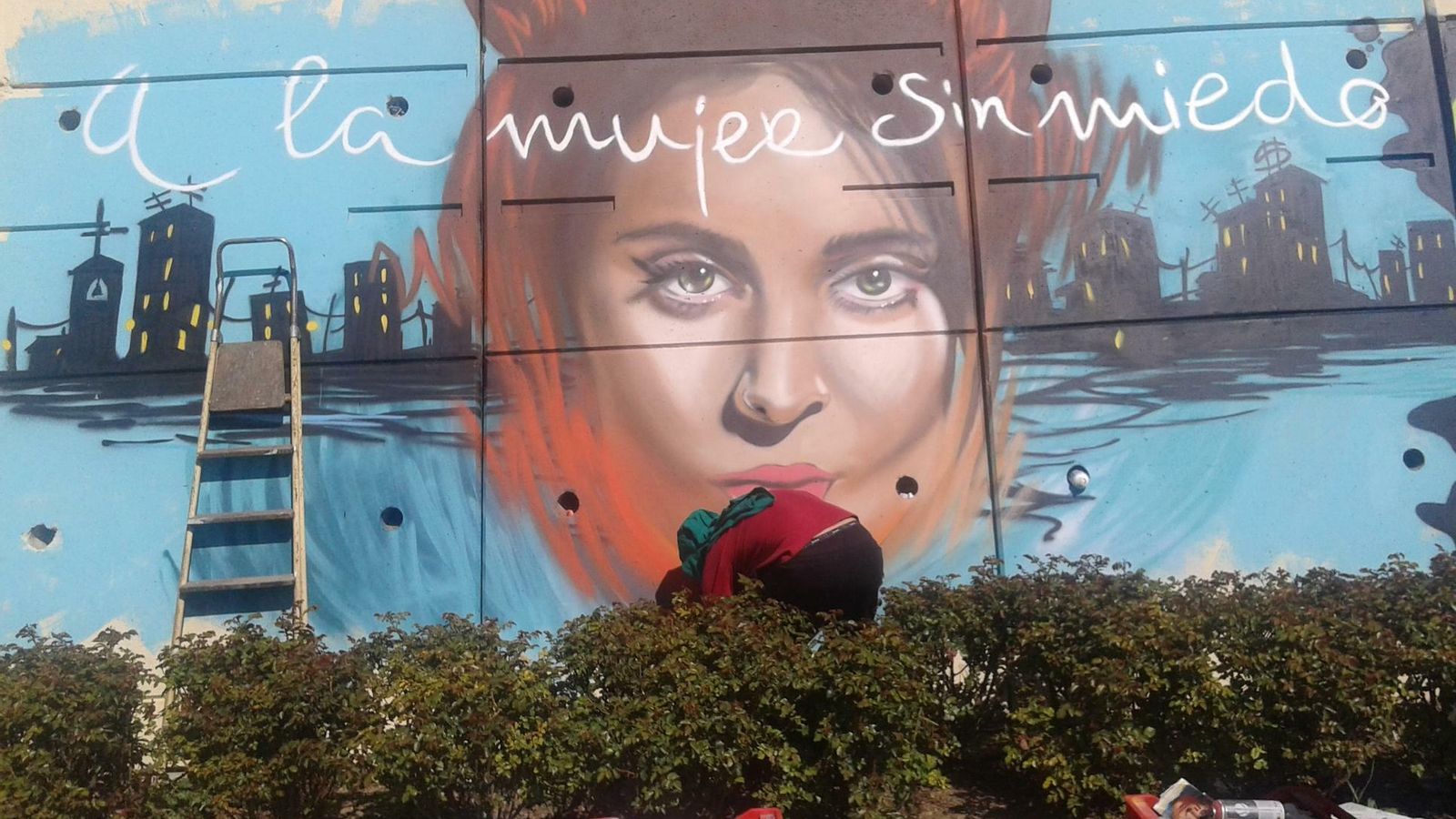 Grafiti que recuerda a la rapera y poeta cordobesa Gata Cattana en las calles de Granada