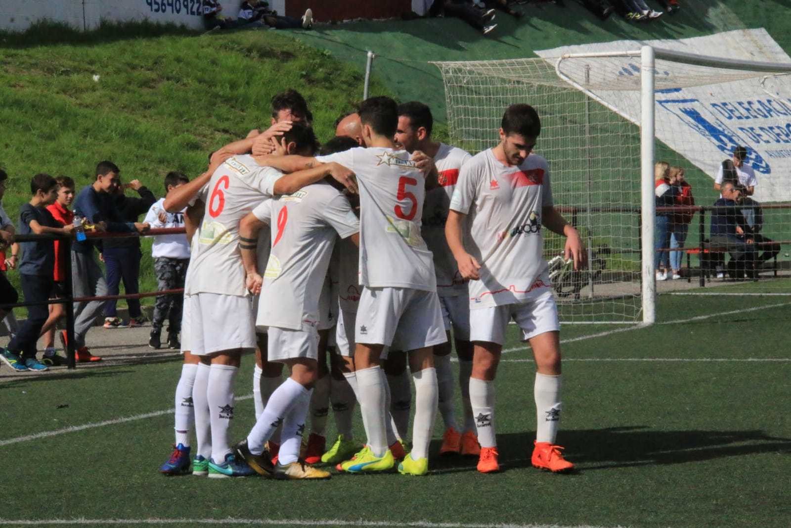 Los jugadores del Chiclana CF celebran el gol que marcó Juan Argudo de penalti.