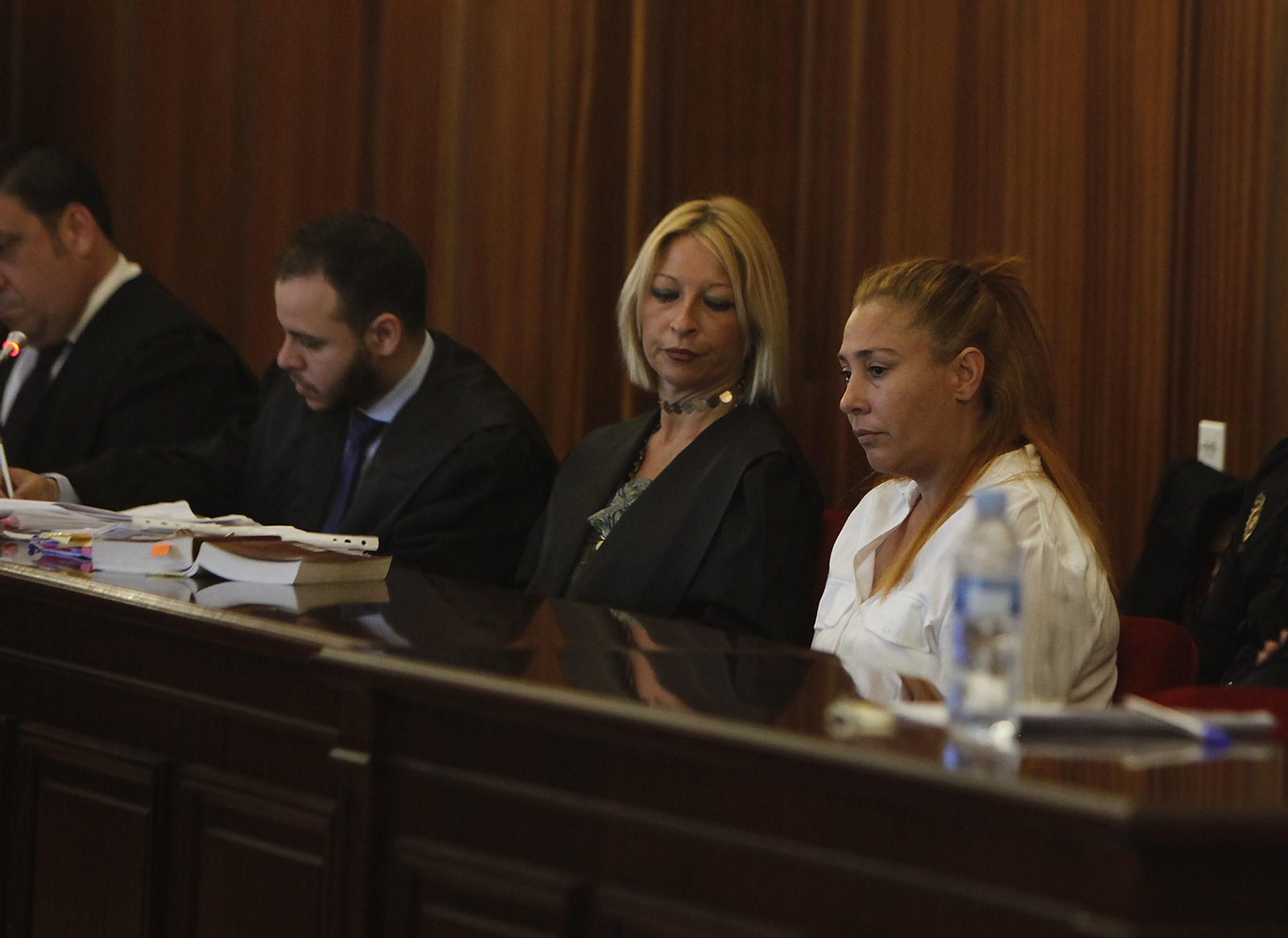 La acusada, a la derecha, con la mirada perdida durante el juicio.