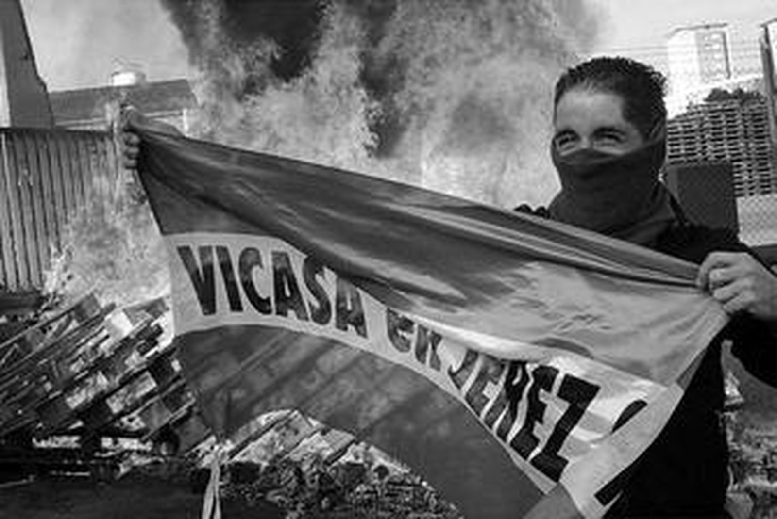 Barricadas y fuego de nuevo por la mañana de ayer cerca de Vicasa ante la falta de acuerdo.