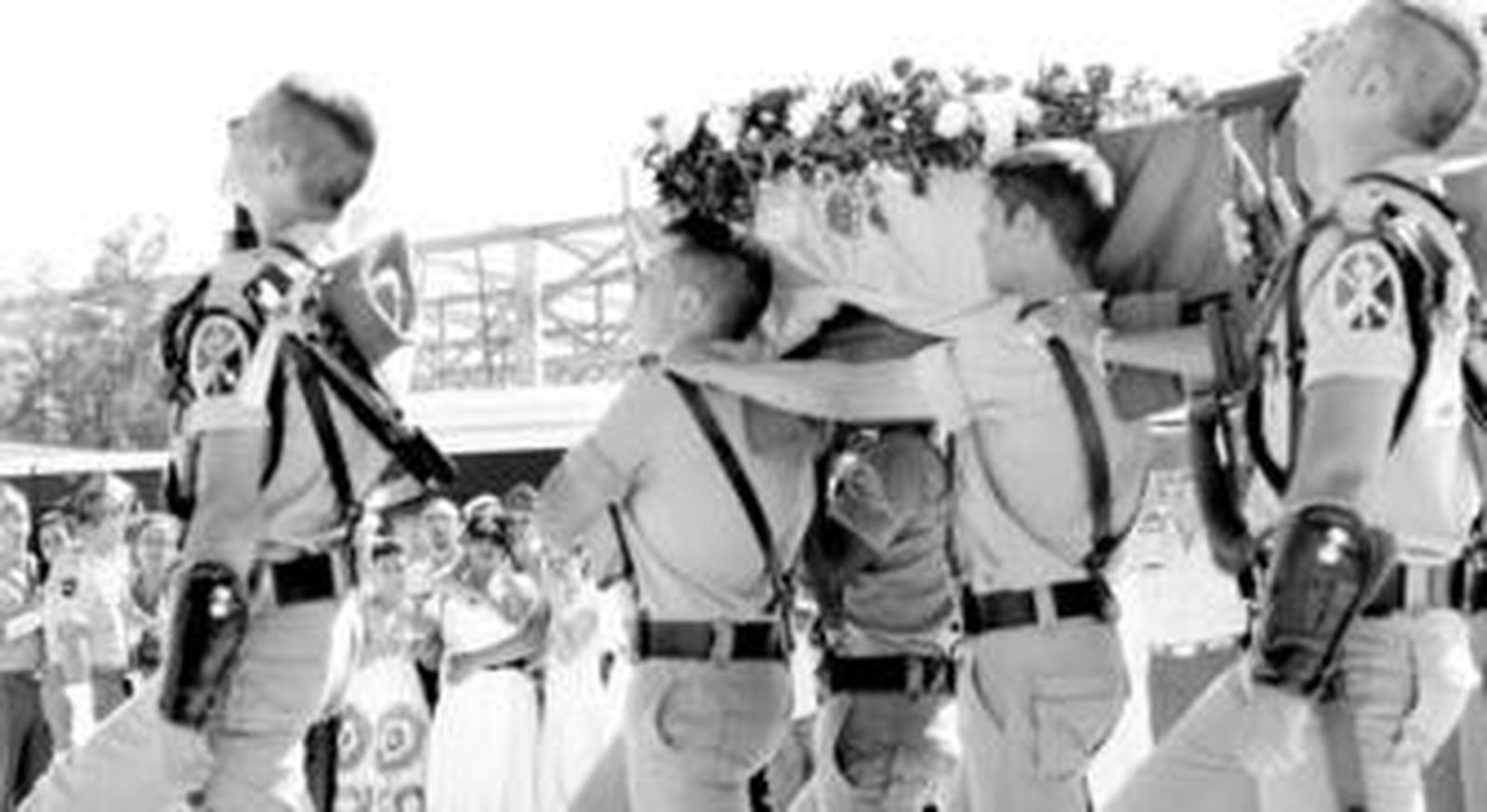 El piquete de honores y una escuadra de gastadores portaron el féretro en el aeropuerto.