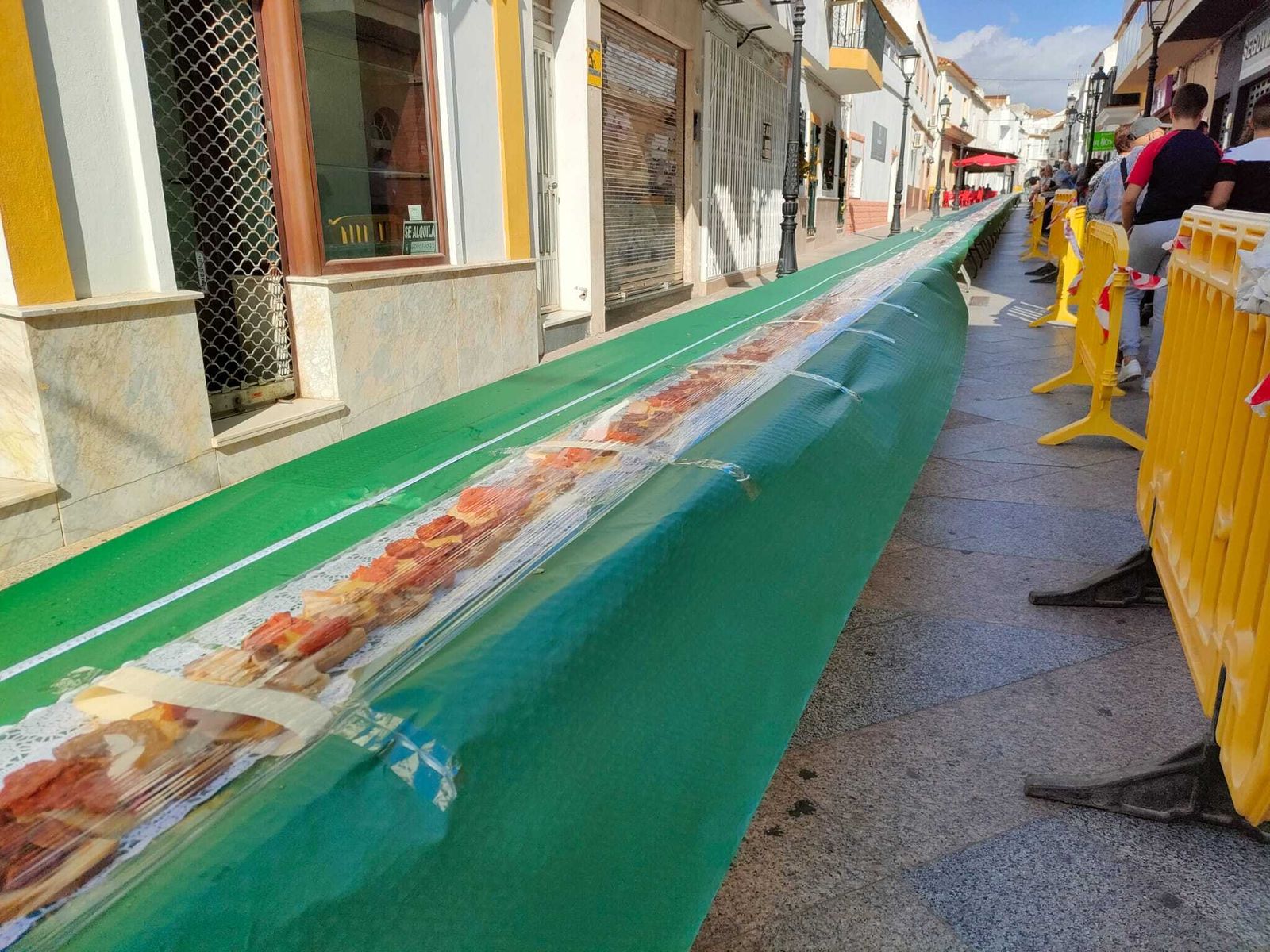 Fotos de la tosta ibérica de más de 150 metros preparada en Los Barrios