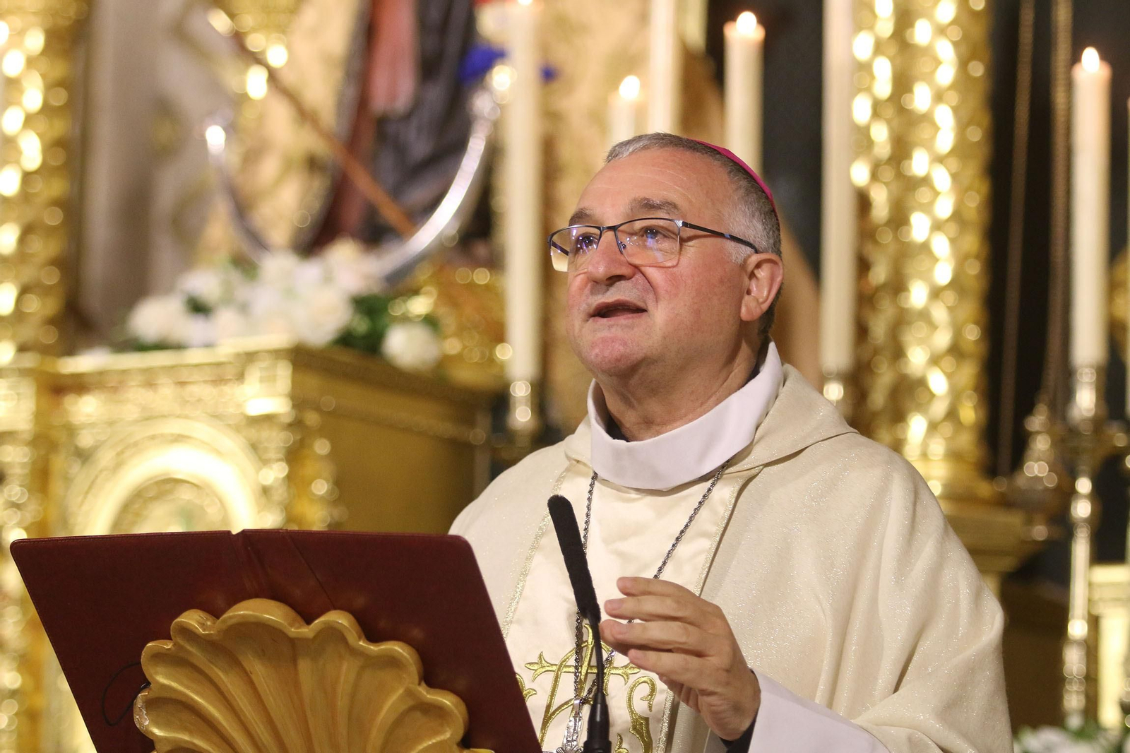 El obispo de Almería, Antonio Gómez Cantero, durante la celebración de una misa.