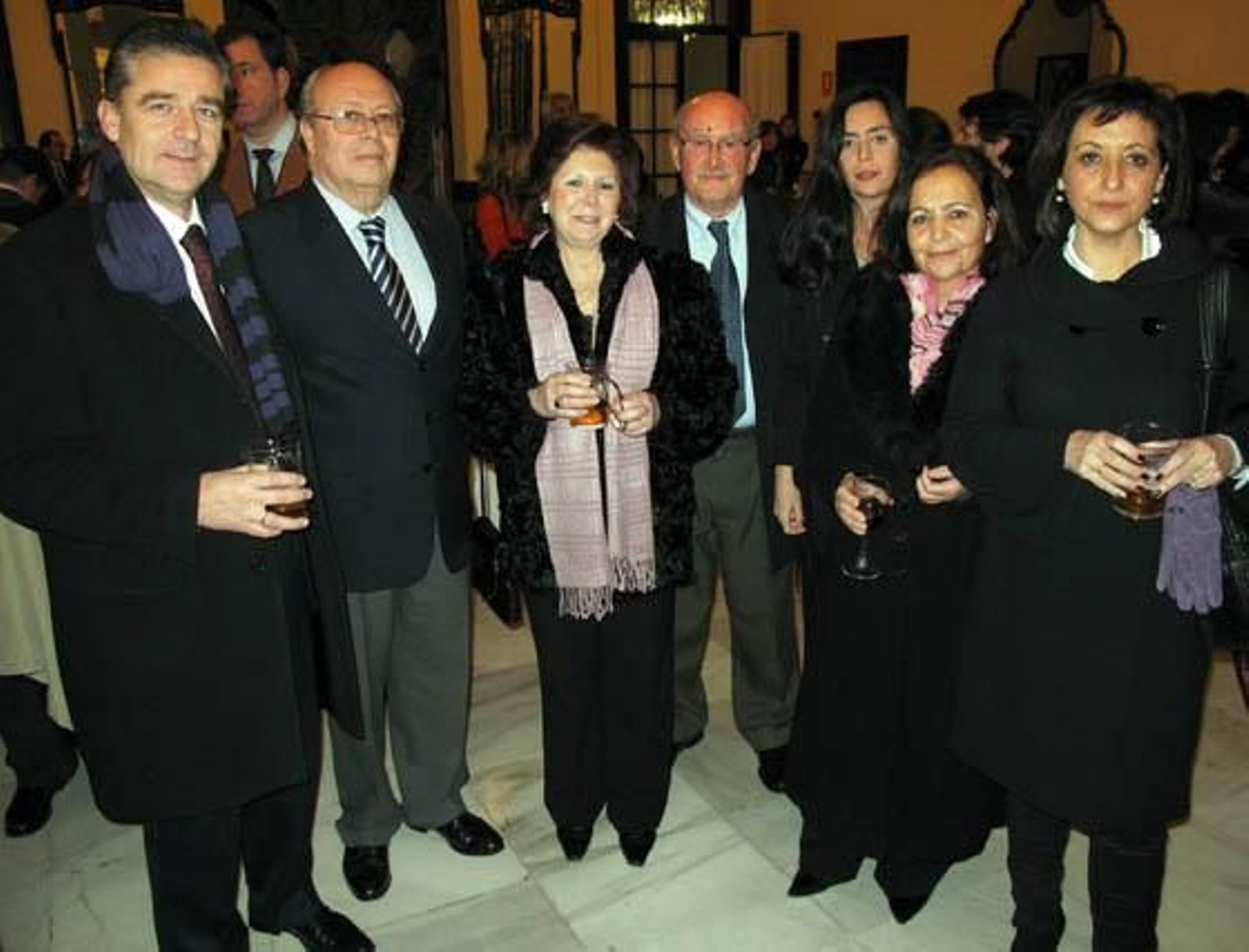 Los periodistas Paco Gamero (Canal Sur),Luis Carlos Peris(Diario de Sevilla) y Manuel Ruesga Bono, jefe de gráficos de Diario de Sevilla y miembro de la junta directiva de la APS, con Carmen Florido, Nuria Ruesga, María Luisa Sánchez y Encarna Álvarez.

Foto: Victoria Ramírez