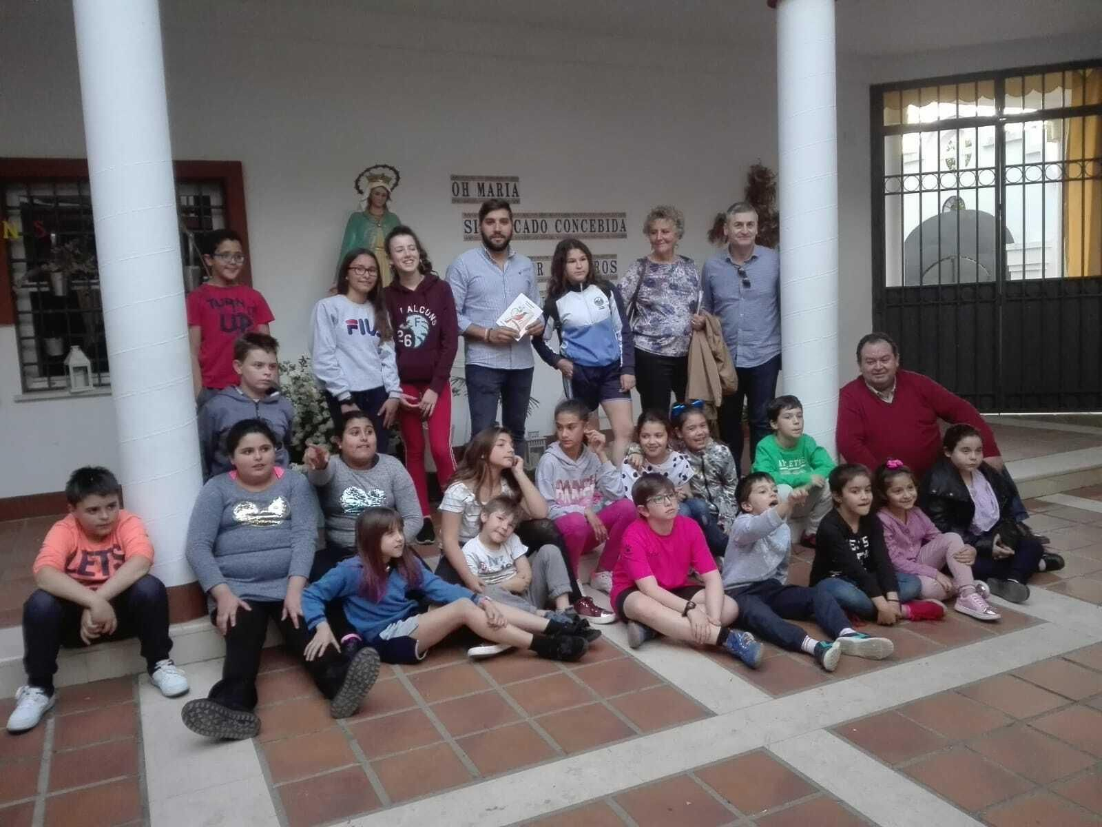 Participantes de Creciendo Juntos durante el recital de poesía.