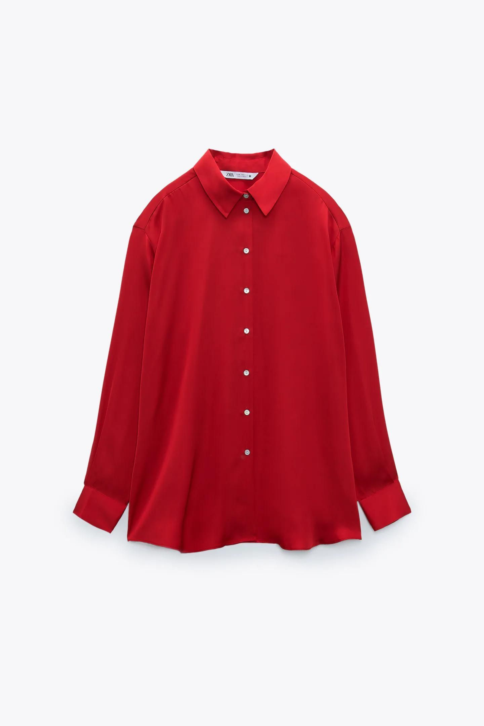 Blusa satinada de color rojo de Zara.