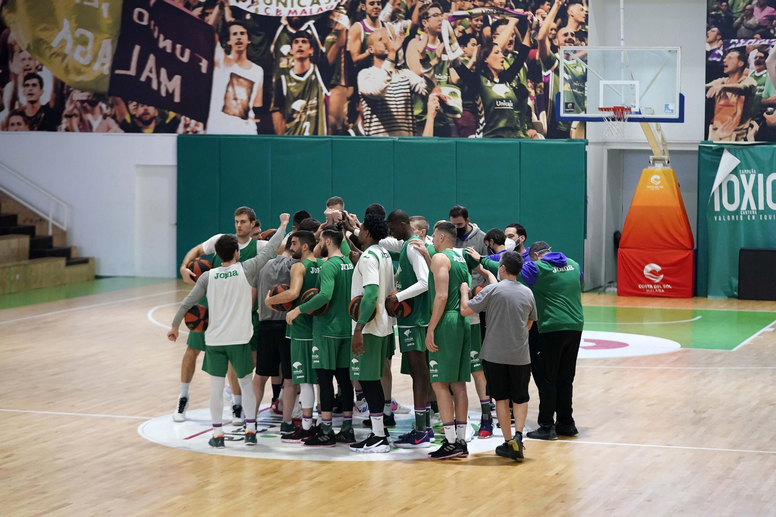 La plantilla hace piña tras un entrenamiento en Los Guindos.