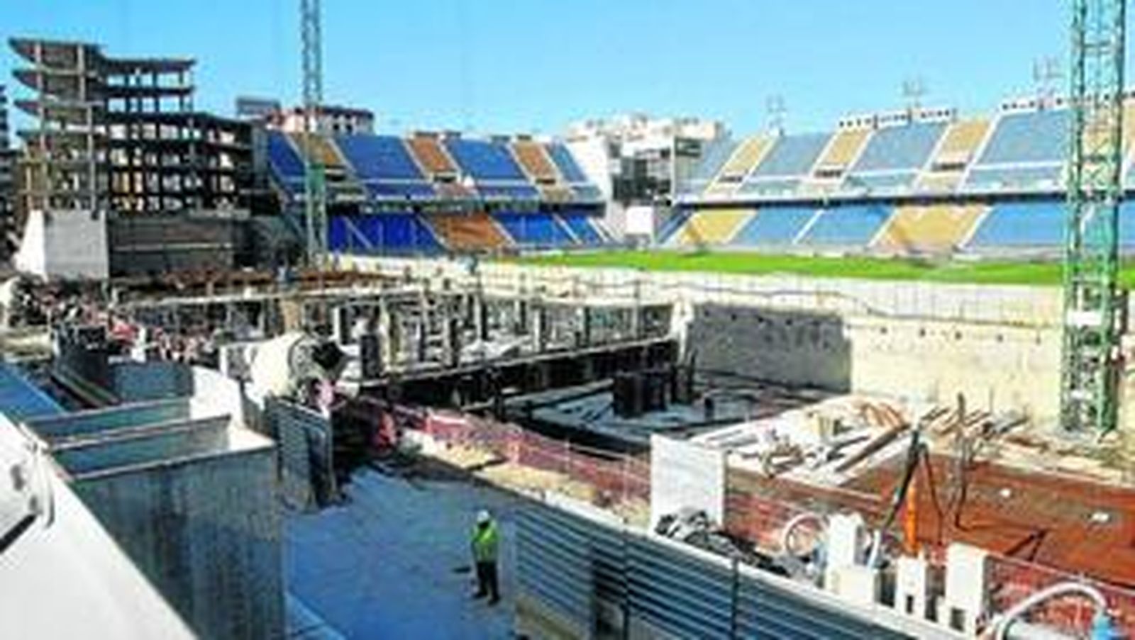Imagen tomada en la mañana de ayer y en la que se puede ver cómo avanzan los trabajos de construcción de la nueva grada de tribuna del Carranza.