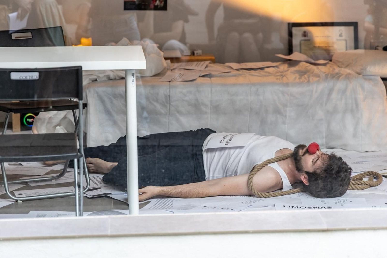 El escaparate que denunció la precariedad cultural: así fue la protesta artística de Manuel Sutil