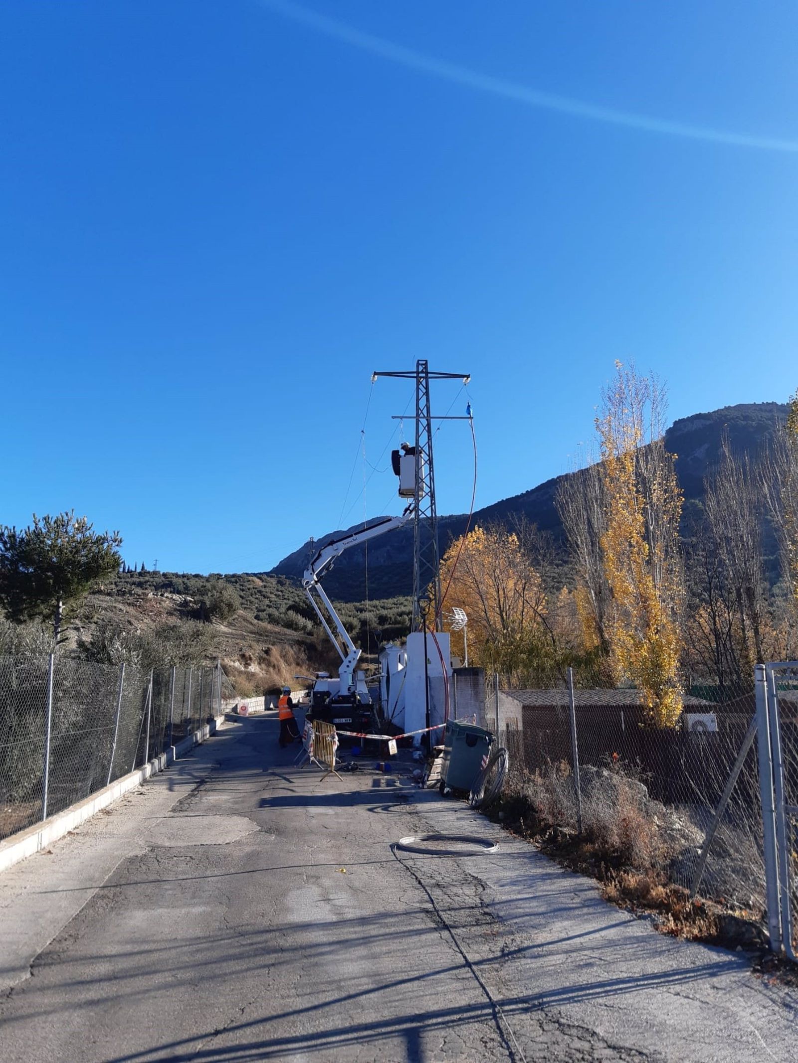 Técnico de Endesa arregla el suministro en un pueblo de Jaén