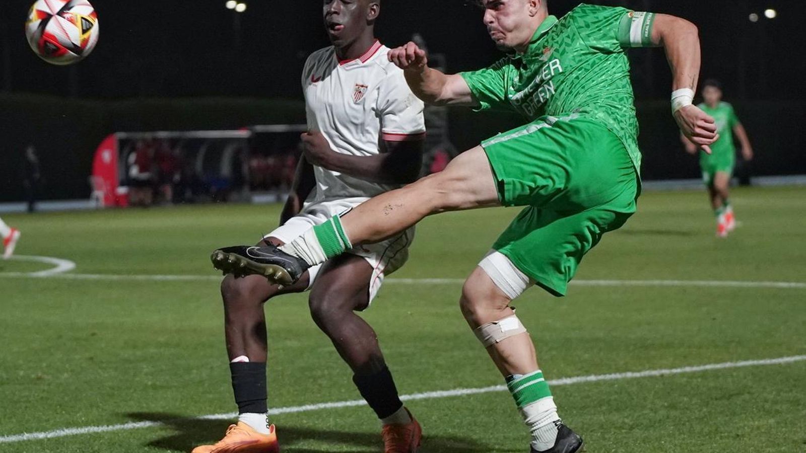 El defensa bético Vergaz despeja el balón ante Ibra.