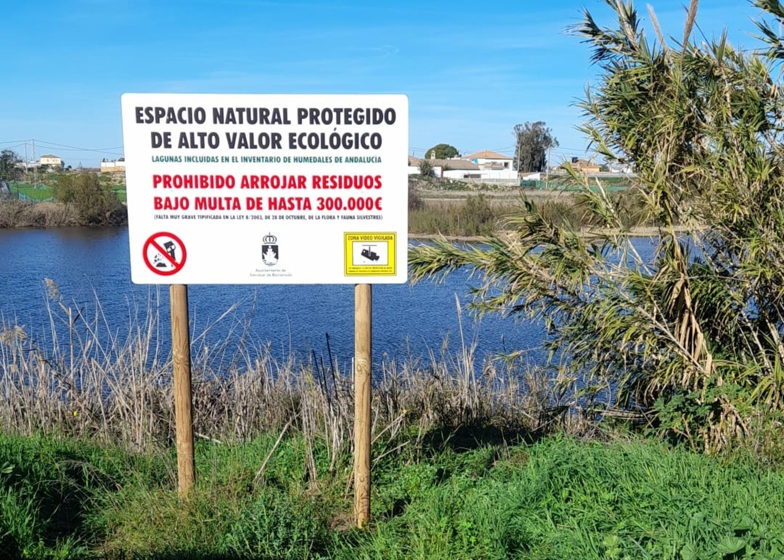 Uno de los carteles de la campaña de Medio Ambiente en los pinares de Bonanza informa de la prohibición de arrojar residuos.