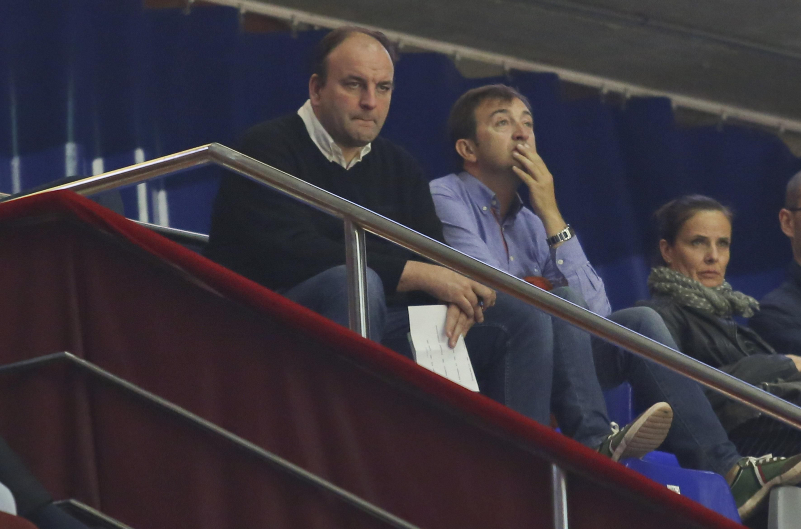 Algunos de los observadores en las gradas del Carpena.