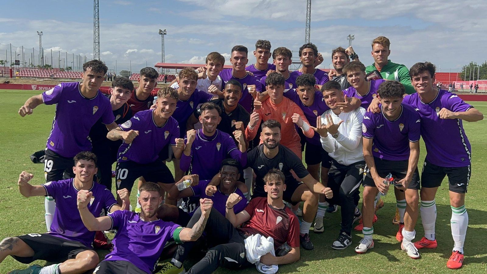 Los jugadores del Córdoba B celebran su triunfo en Sevilla.